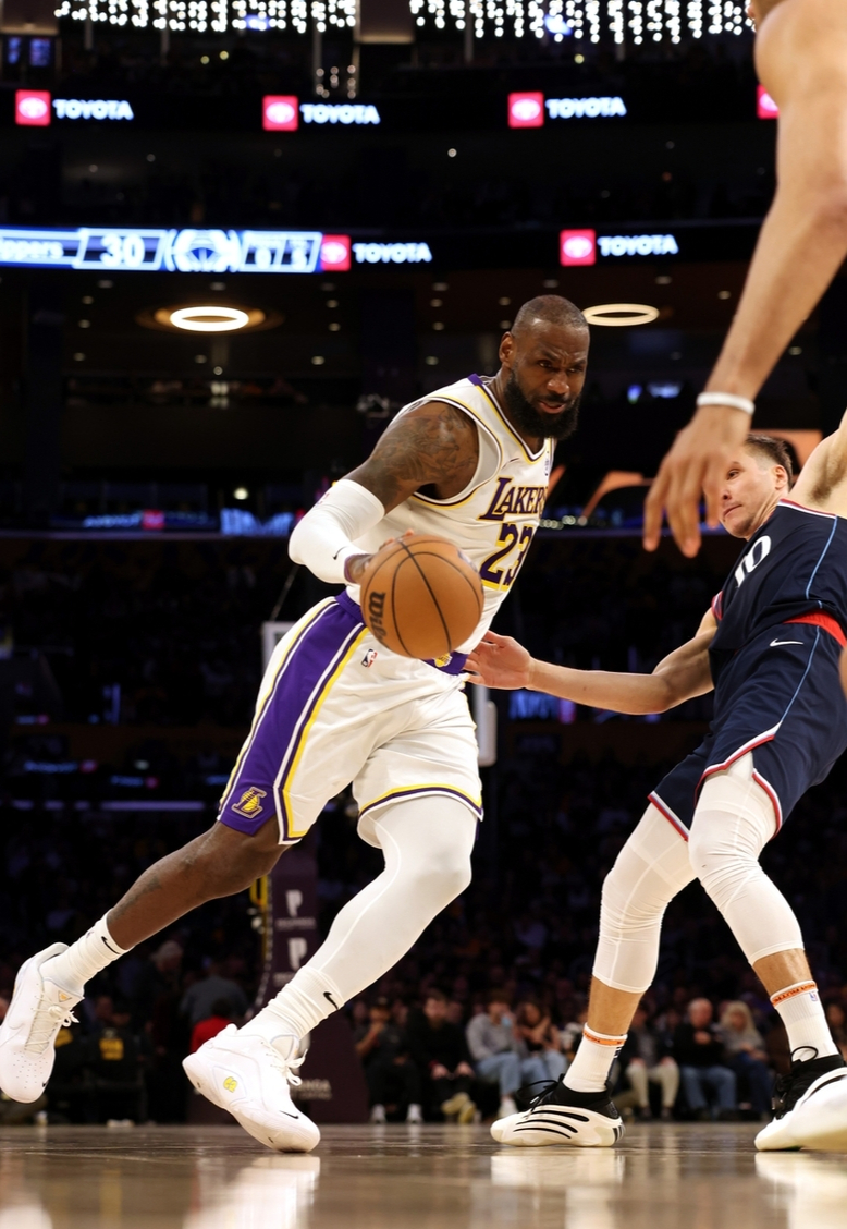 米兰体育网页版入口-湖人险胜快船，取得五连胜