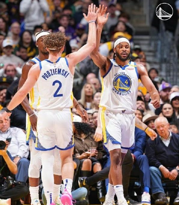 勇士击败湖人夺取胜利