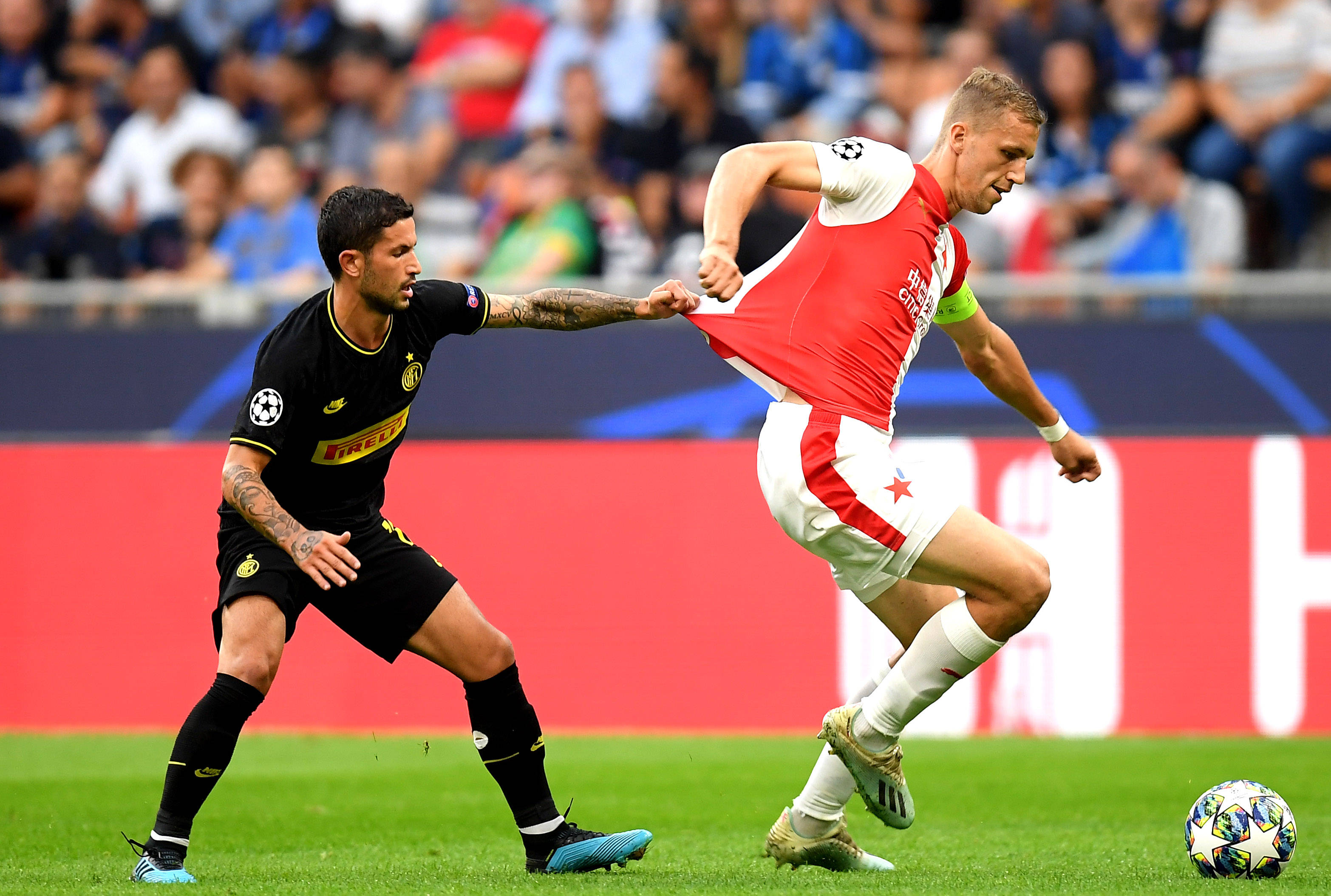 包含阿贾克斯再次获胜，继续在荷甲榜首位置的词条