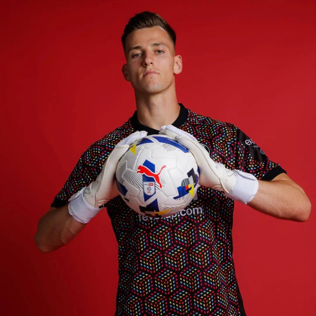 曼联青训新秀在比赛中获得首发机会