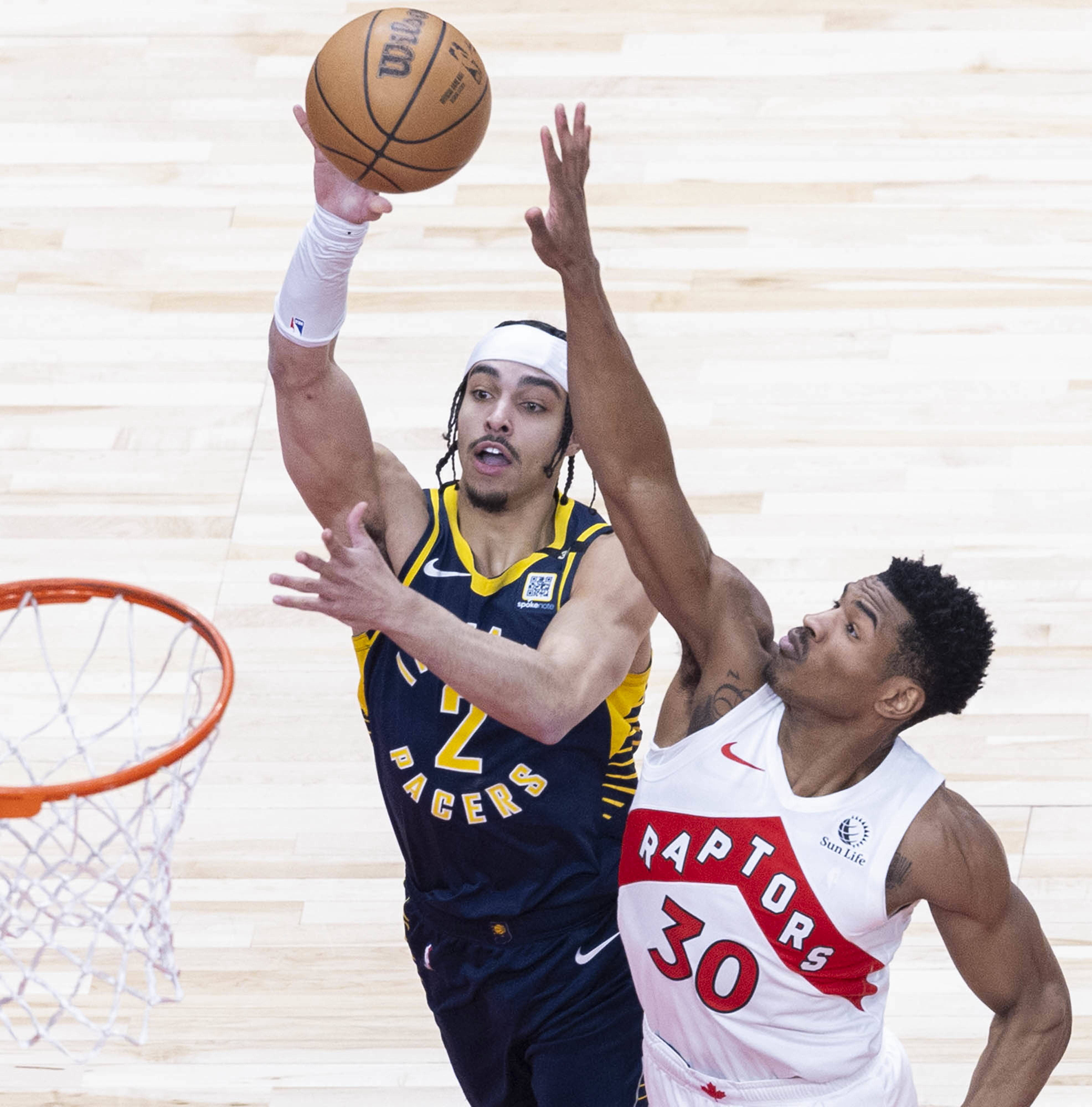 篮球赛场上球员秀出绝妙表现